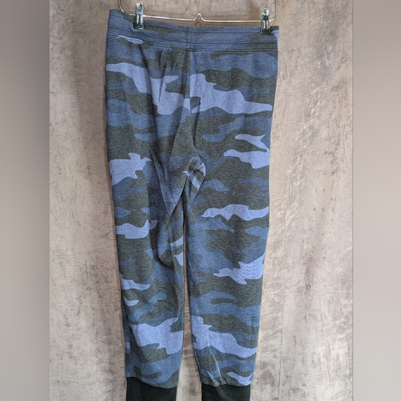 Victoria's secret camo bottoms - Picture 2 of 3